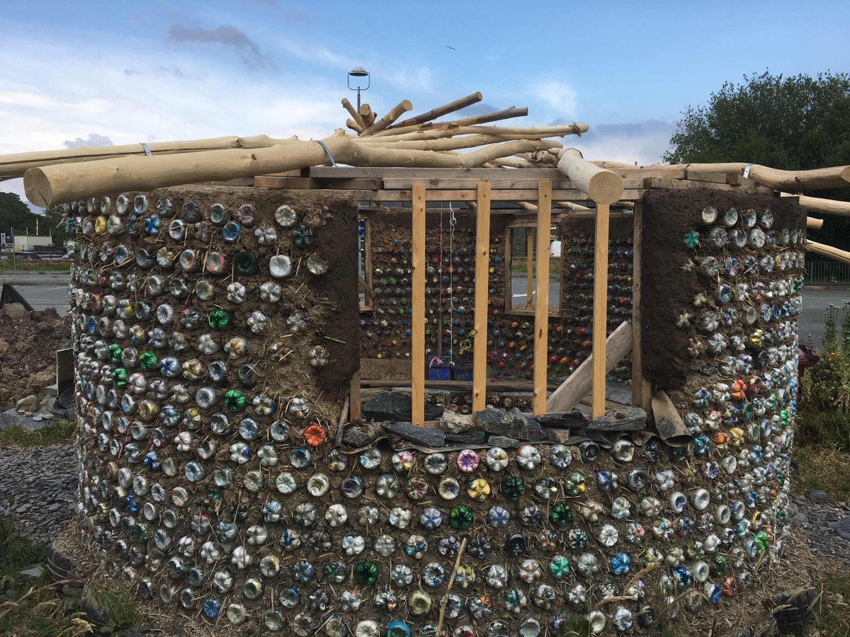 futuregencymru's tweet photo. We love this edible corridor idea happening that aims to develop green spaces around schools and work as much as possible with the children and teachers, making sustainable choices a normality for them. A great #BigIdea! 

https://t.co/m5weZZfKeE https://t.co/aNtWdAegOZ