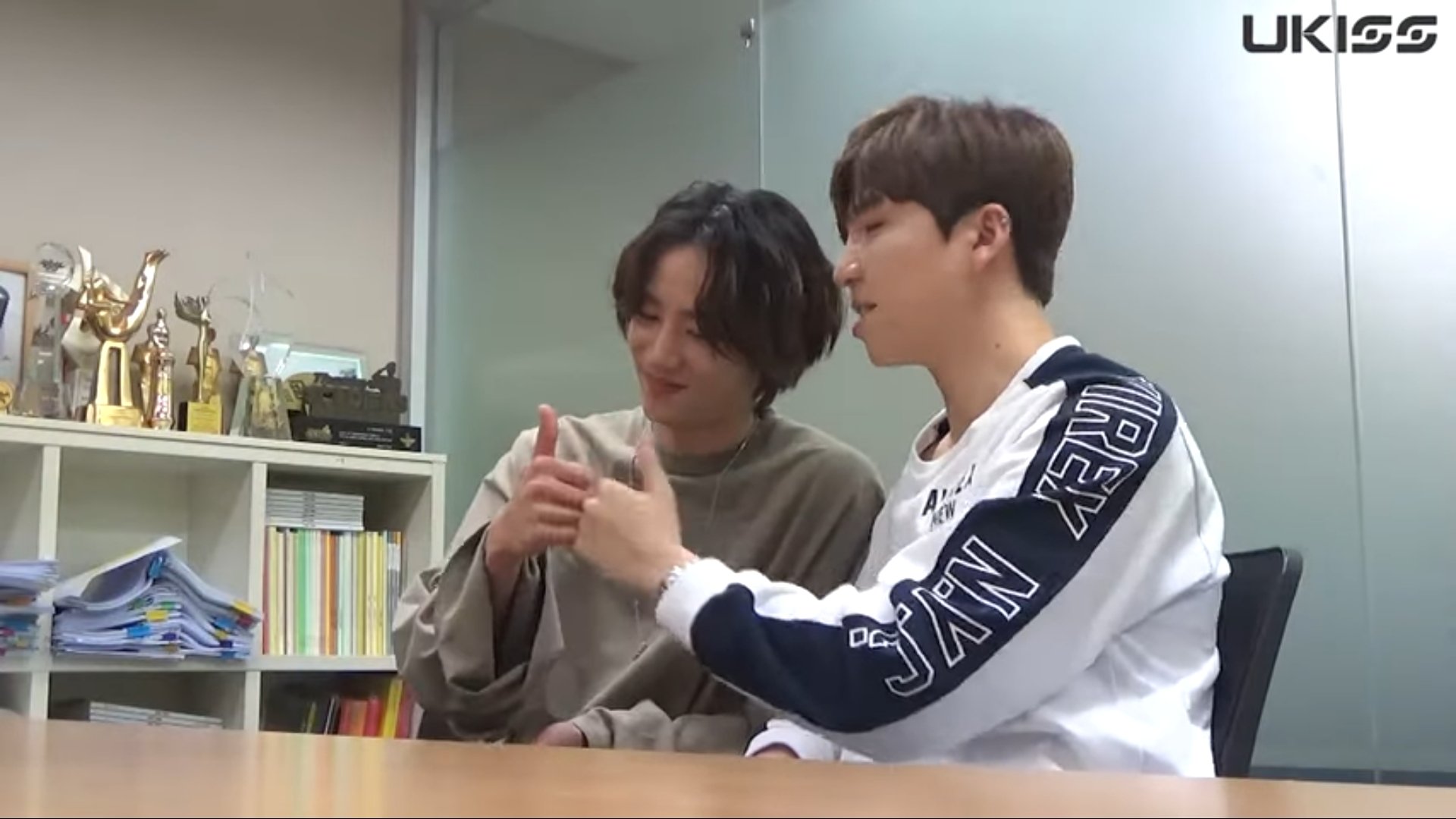For Lee Jun Young Only U Kiss Studio Live Poem Of Summer After Talk I Don T Know Japanese I Guess Soohyun Praised Jun With Thumb Up Soohyun Jun