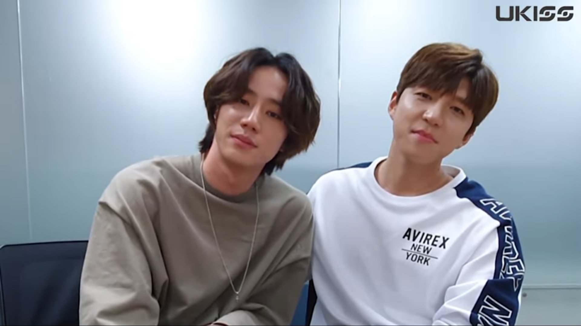 For Lee Jun Young Only U Kiss Studio Live Poem Of Summer After Talk I Don T Know Japanese I Guess Soohyun Praised Jun With Thumb Up Soohyun Jun