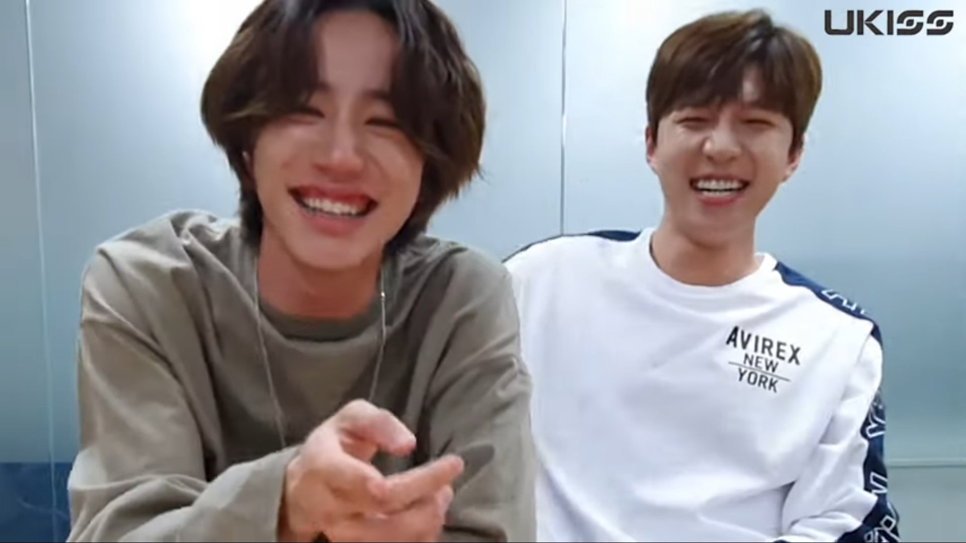 For Lee Jun Young Only U Kiss Studio Live Poem Of Summer After Talk I Don T Know Japanese I Guess Soohyun Praised Jun With Thumb Up Soohyun Jun