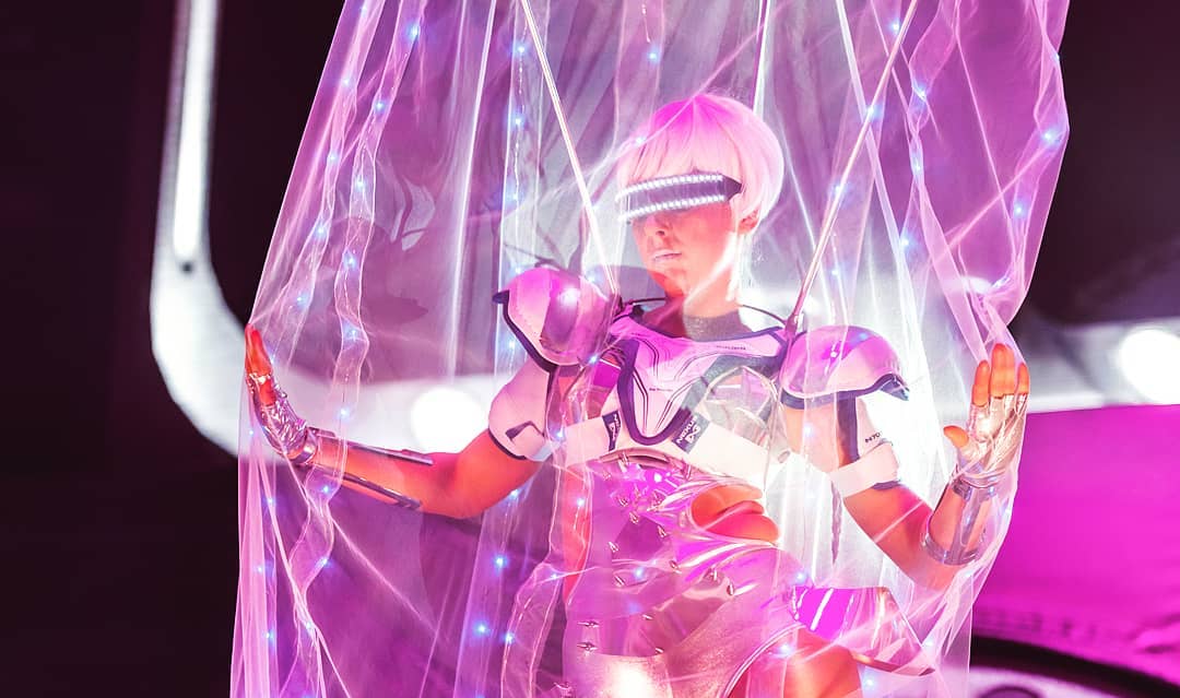 UnitedMusicPRG's tweet image. Throwback to the times before social distancing 😌

#Transmission #memories #TMPRG19 #TMAUS20 #AnotherDimension #alien #dancer #throwback