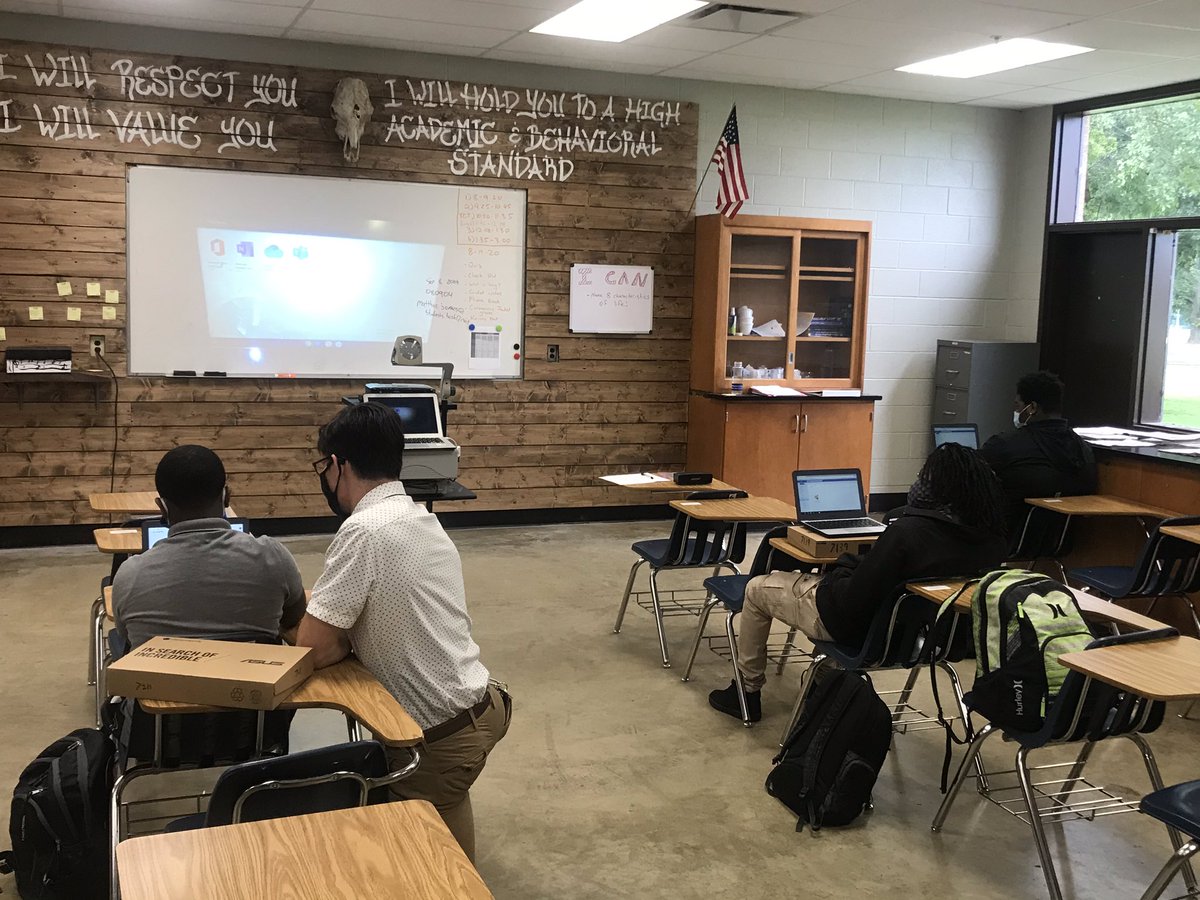 hassell_joey's tweet photo. Took time to visit our #Tomcat1 (9th & 10th) students during #TomcatTime. Devices were being distributed & @brittjordan__ was on screen walking through steps to download key apps @MicrosoftTeams & @msonenote as well as providing key safety updates for our #HaywoodTomcats! 💜 https://t.co/0j0YESJesf