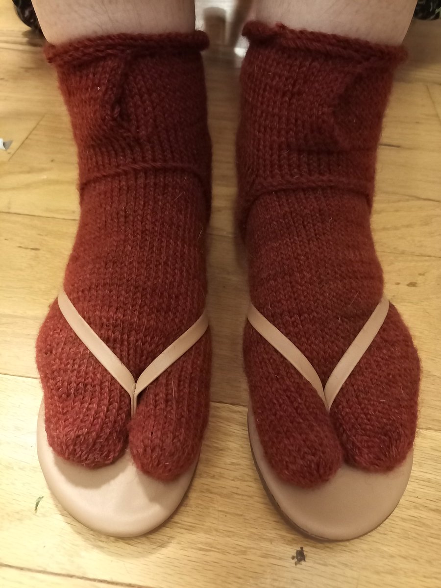 SigKit's tweet photo. Still need to take better photos, but finished! These are proof of several concepts of construction details seen in extant Romano-Coptic Egyptian finds. #crossknitlooping #nalbinding @BrittaAger @V_and_A https://t.co/Mmov83gu58
