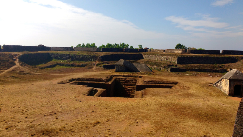 At the same time Manjarabad had some very prominent Indian characteristics.This is mainly the heavily decorated gate with flower like design as well as a cross shaped step-well for storing water.Both of these are unique to Indian forts.