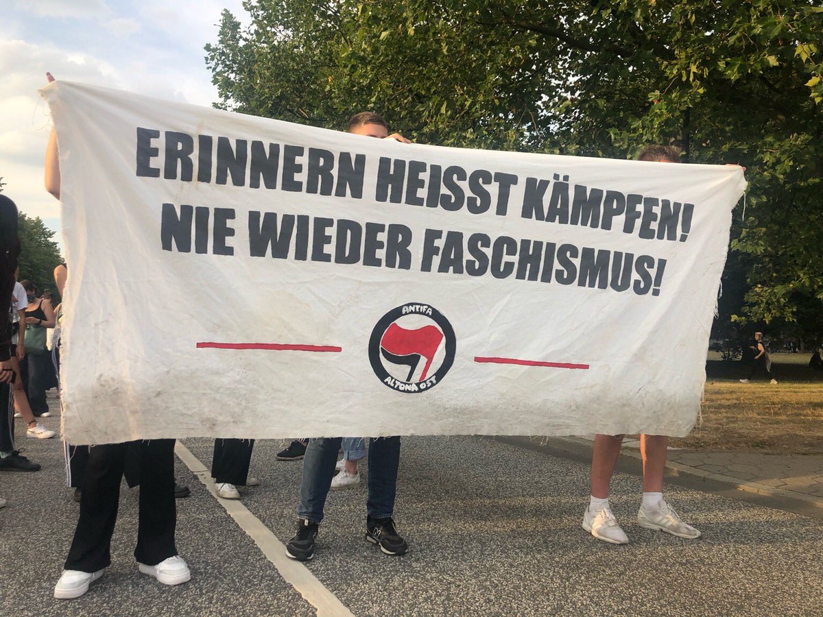 AntifaAltonaOst's tweet photo. (1/8)
Wir wollten gestern auf die Straße, um 6 Monate nach dem rechtsterroristischen Anschlag von Hanau den Ermordeten zu gedenken. Womit wir nicht gerechnet hatten war eine Polizei Hamburg, die trotz quasi täglicher Berichterstattung über polizeiliches Fehlverhalten & ..
#HH1908 https://t.co/ZfcLiyyb6V