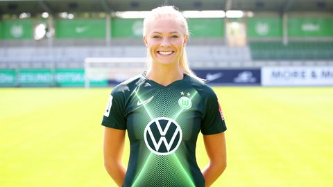 19. Fridolina Rolfö (Winger, Wolfsburg)-Absolute belter of a left foot, no distance is too far away; amazing shot on her-She is quick & skilled in 1v1 situations; good change of pace-Great work-rate, contributes on both end of the pitch; good at pressing-Amazing crosser