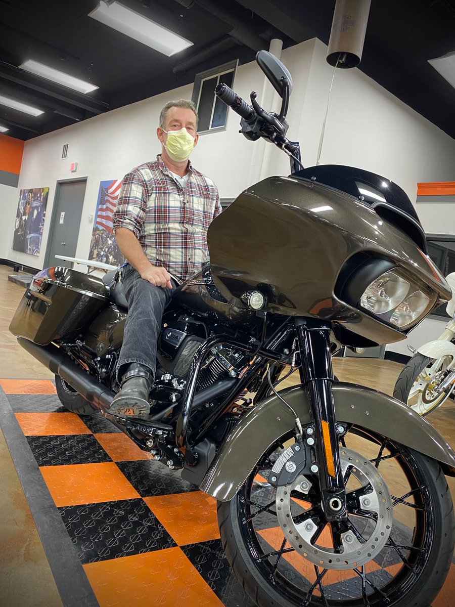 HDofDC_'s tweet photo. This was one of my favorites. Pre-accessorized #roadglidespecial with #kahuna grips and 12in bars. Let’s give this gentlemen a warm #hdofdc welcome https://t.co/SXV35yQ7DL