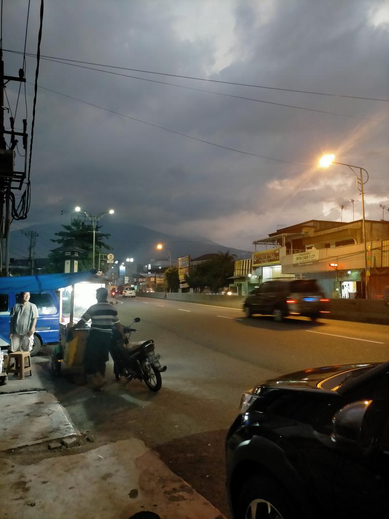 RinduJonathan's tweet photo. Berhenti sejenak.... Menikmati senja...
#soreini https://t.co/ZcEsr68EVW