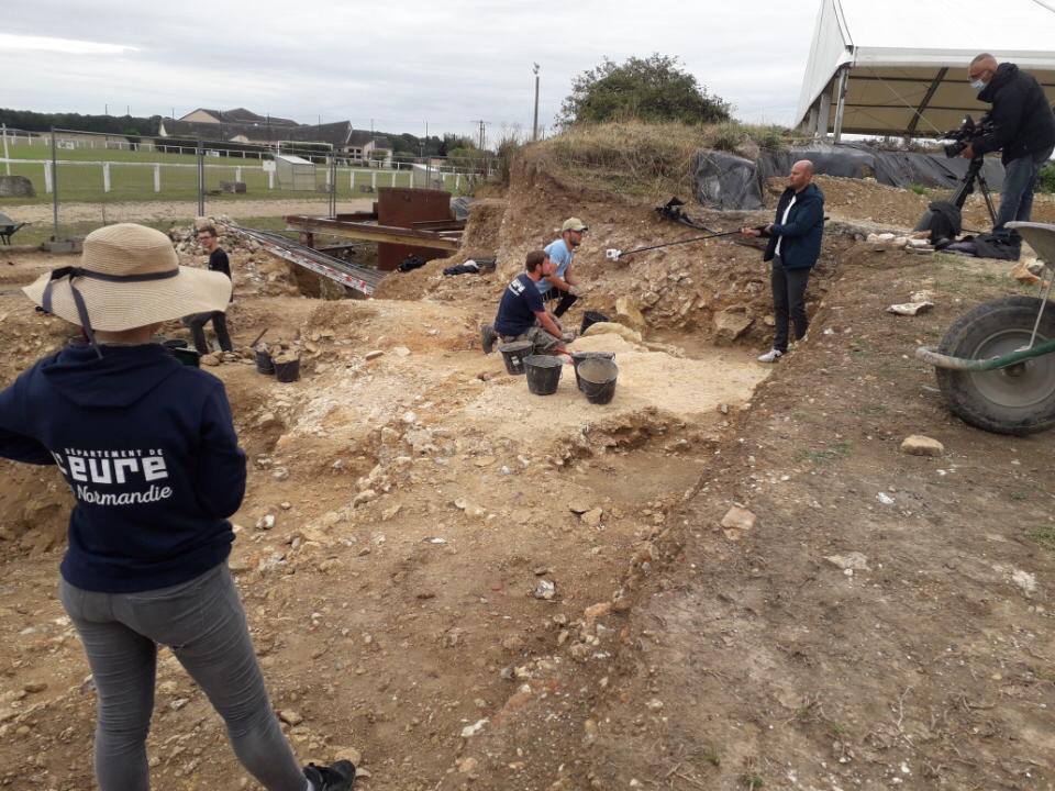 EureenNormandie's tweet photo. Les fouilles viennent juste de reprendre sur le site archéologique de @Gisacum et déjà les bonnes surprises sont au rendez-vous !  Les dernières découvertes ont attiré @f3htenormandie qui a réalisé hier un reportage 🎥 en collaboration avec Olivier Brun, directeur de la MADE 🛕 https://t.co/DX9NgmEjYy