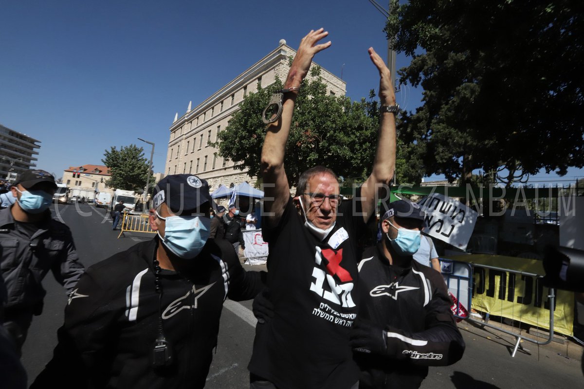Quique_K's tweet image. El ex jefe del Servicio de Seguridad General (Shabak) es evacuado por la policía israelí del campamento de los manifestantes #antiNetanyahu en las afueras de la residencia oficial del PM, para limpiar la zona para una manifestación #proNetanyahu en las afueras de la residencia