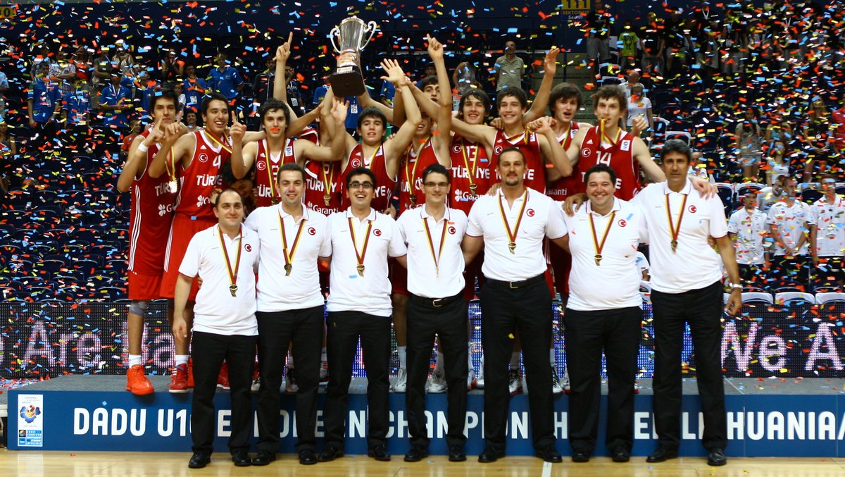 TBF's tweet photo. 2012'de Letonya ve Litvanya'da düzenlenen FIBA 16 Yaş Altı Avrupa Basketbol Şampiyonası'nda altın madalya aldığımız Fransa maçından ve madalya seremonisinden en özel anlar! 🇹🇷🏆🥇 

Turnuvanın en değerli oyuncusu: Okben Ulubay

#tbt https://t.co/Hkhx7rb8Qf