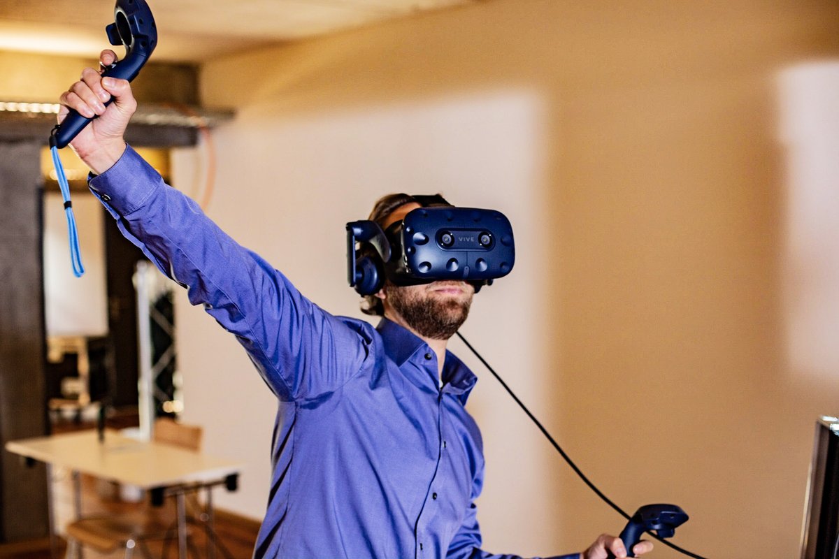 ShapeShift_HH's tweet photo. Was bedeutet eigentlich “#XR”? Wir helfen Ihnen dabei, mit individuellem #Consulting das Beste aus den immersiven Medien herauszuholen. Gemeinsam können wir einen echten Mehrwert für Sie schaffen und analysieren, wie und wo sich welche Technik am besten zum Einsatz bringen lässt. https://t.co/TDzj9dGx9D
