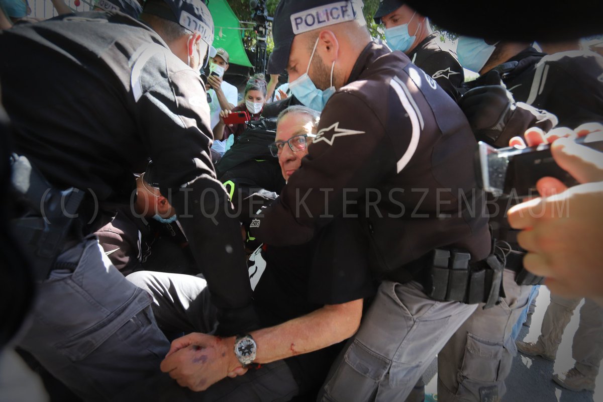 Quique_K's tweet image. El ex jefe del Servicio de Seguridad General es evacuado a la fuerza por la policía israelí del campamento de los manifestantes #antiNetanyahu en las afueras de la residencia oficial del PM, para limpiar la zona para una manifestación #proNetanyahu en las afueras de la residencia