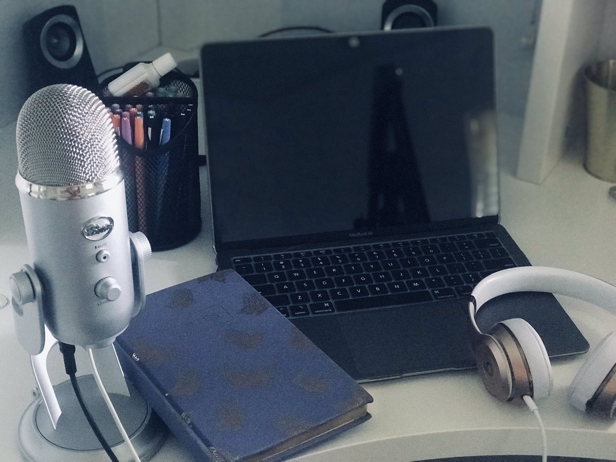lilyjaydreams's tweet photo. at home studio? check 🎶 #microphone #blueyeti #homestudio #minimalstudio https://t.co/EEQq7aJTr3