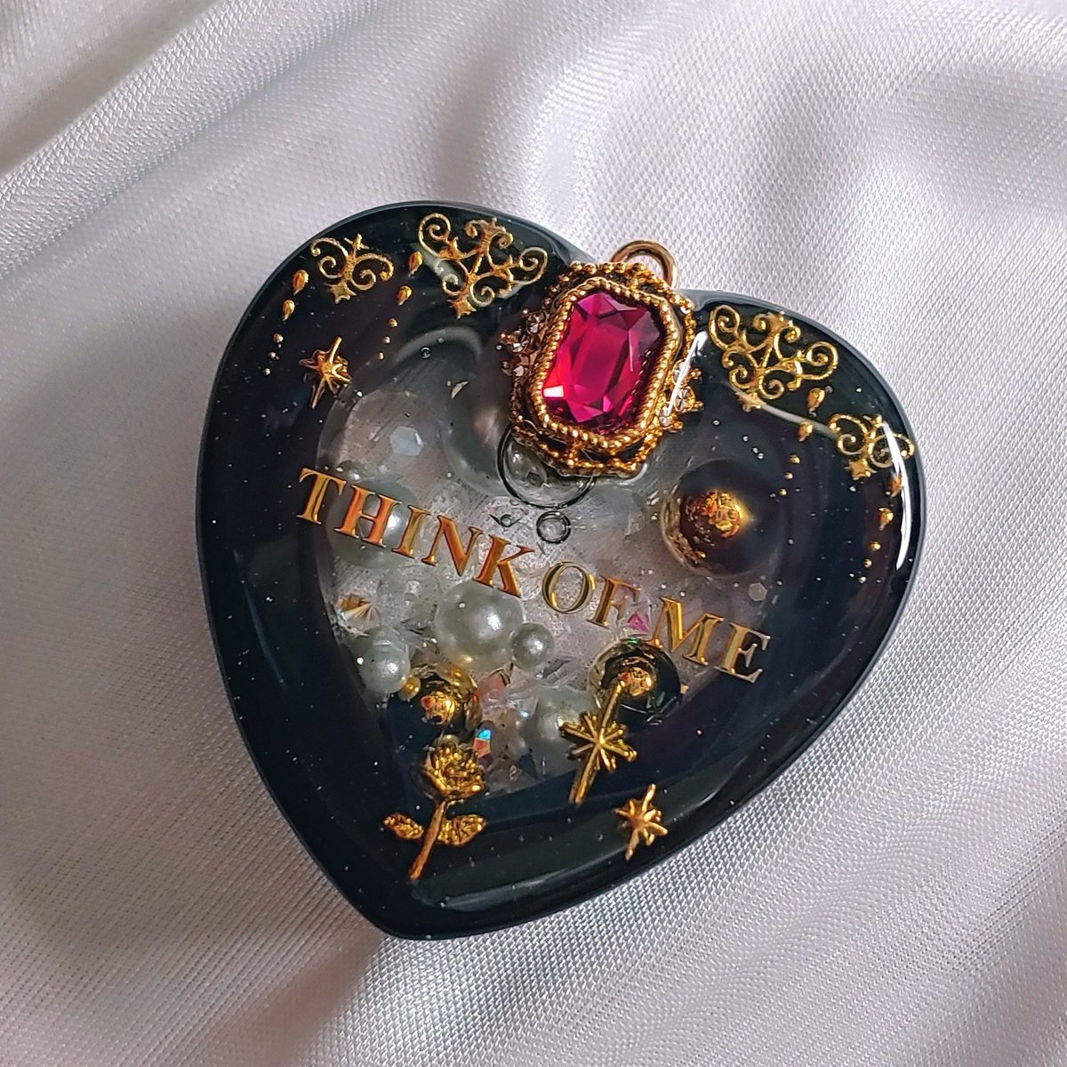 오페라의 유령 보면서 제작한 하트쉐이커
신청자분께서 저의 작업 스타일을 정말 잘 알고 신청해주신 것 같아 행복하고 재미있는 작업이였습니다🥀