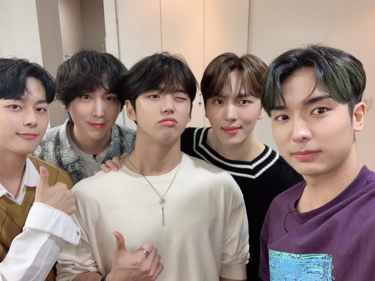 ShinwonFR's tweet photo. 200820 | 📷 | TWITTER
↧
#SHINWON apparaît dans un poste de #CUBEUNITED (2/3📷)

[📢] Bientôt à 21h KST! Épisode 5 de l'émission d'information exclusive CUBE! #CUBETV <#AllThatCUBE> sera diffusé.

Special MC #KINO💜#SEONO💛
Des hommes au double charme + https://t.co/tKjmMSQl9H