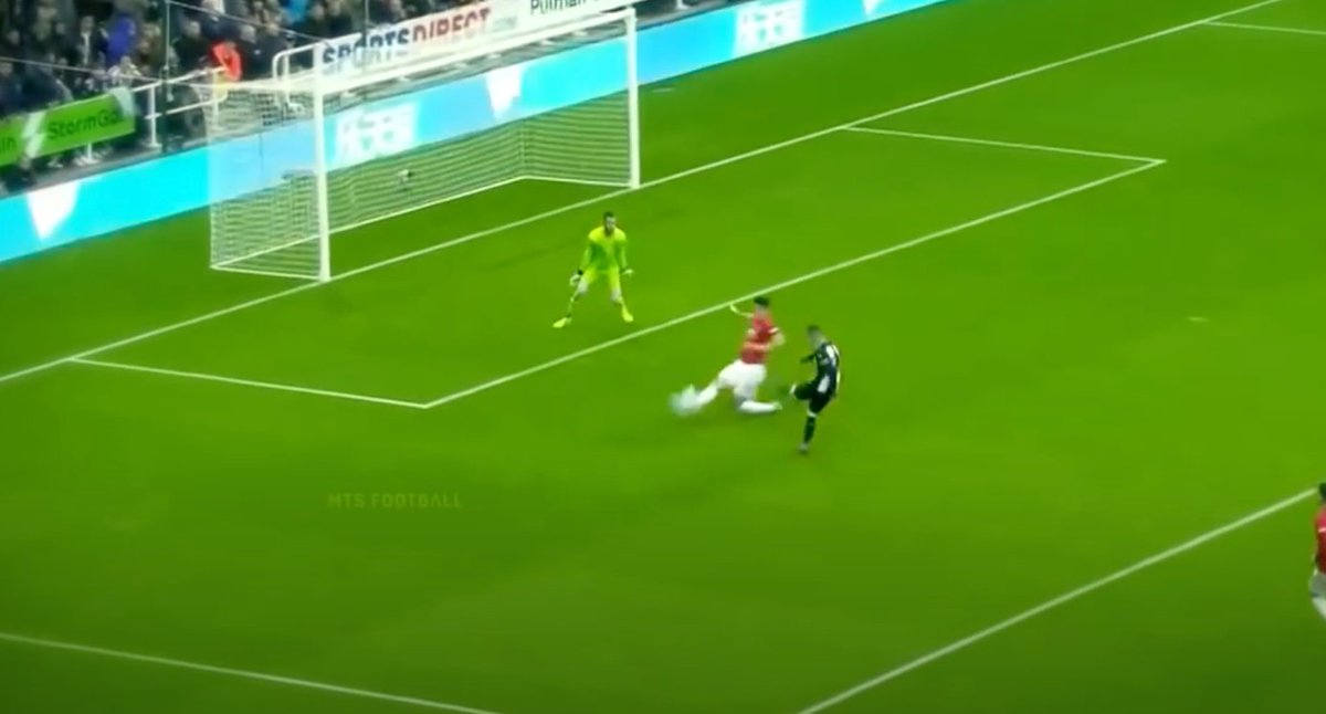 However, in the next frame we see how he manages to take a perfect angle on his recovery, and with extreme timing is able to block what looked to be a sure goal.