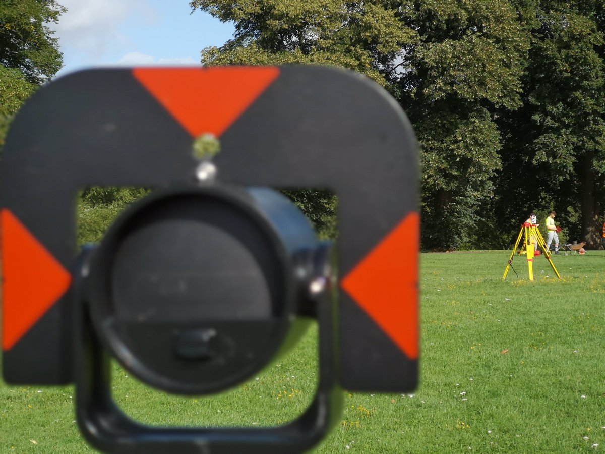 TheSurveySchool's tweet photo. It's all about #PrismConstants &amp; radial #Tacheometry #surveying at the #Surveyschool today. Students from @BrunelSurveys @Vision_co_uk &amp; @Kemp_Survey making the most of the riverside setting.
@surveyassoc #surveytraining #surveylife #BacktoBasics #stadia #tsasurveyingcourse https://t.co/pTCMFbZOXV
