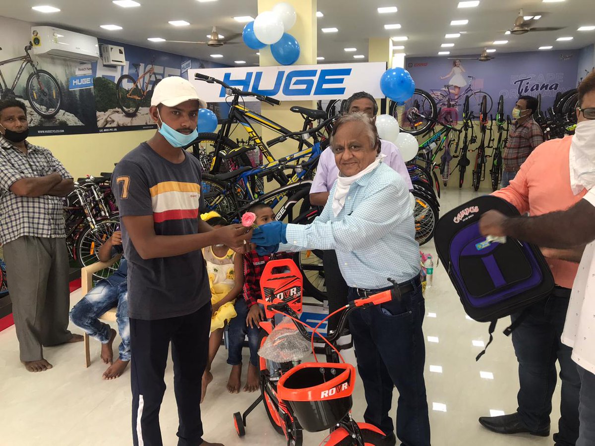 CyclesGang's tweet photo. Showroom inauguration by Jayanti Bhai today at Kendrapara.
Many congratulations, another feather in your hat! 🤟🏻🙂🙏
#jointhegang #huge #skbikes #cycling #bicyclestore #cycle #store #showroom #kamdarsales #gangcycles #hugebikesindia https://t.co/o7Kc4oTcAl