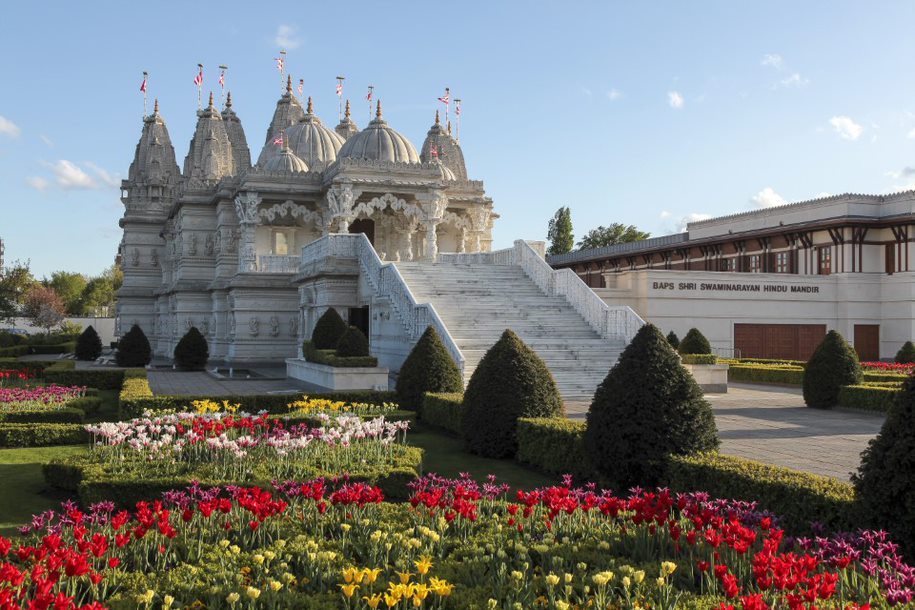 MayorofLondon's tweet photo. Today we celebrate the 25th anniversary of the Neasden Mandir in London. 

The Mandir not only serves our Hindu community, but brings people together from countless different backgrounds - a powerful symbol of our city's strength in diversity. #NeasdenTemple25 https://t.co/ZBnr7vmpCk