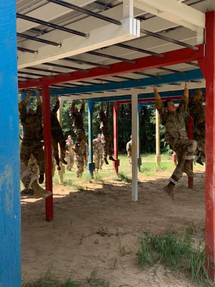 Tony_Massari1's tweet photo. D/3-47 conducting an obstacle course during the Forge FTX. The Forge is a 3+ day event where trainees conduct rifle marksmanship, foot marches and other tasks that #BenningsBest Drills Sergeants taught them over the last two months. #LethalatBenning #RNQ https://t.co/OCiuTfEmXo