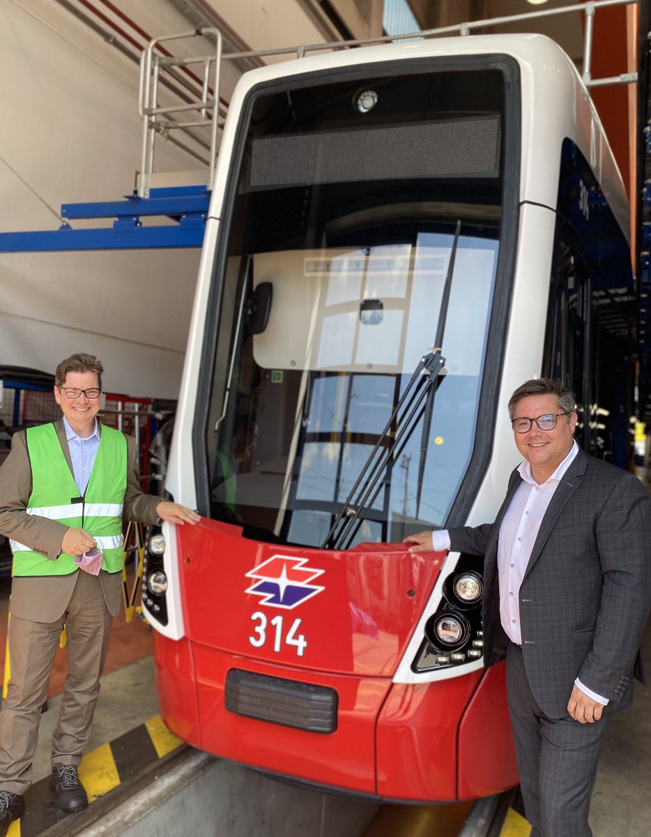 Gestern war der Generalsekretär der Industriellenvereinigung Christoph Neumayer zu Besuch bei uns im <a href="/BombardierRail/">BombardierRail</a>-Werk in Wien. Spannender Austausch über #Coronakrise, #Arbeitsplätze, dringende #Zukunftsfragen sowie den Wirtschaftsstandort #Österreich. #ToGetherWeMove @iv_news