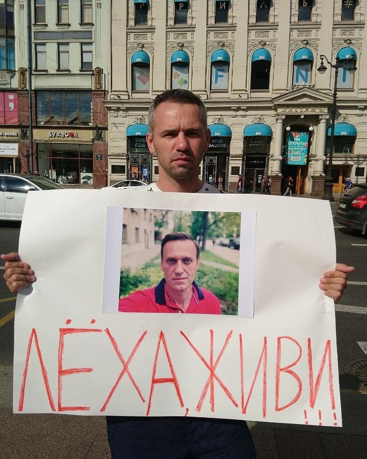 agit_ru's tweet photo. Одиночный пикет в поддержку Алексея Навального в Петербурге.

@agit_ru https://t.co/zdUN367ouU