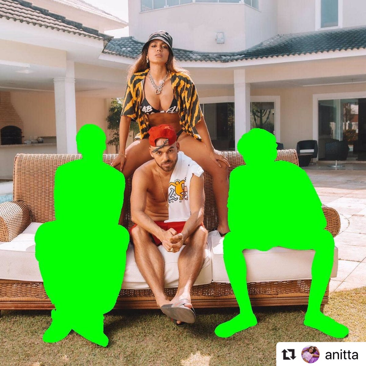 HugoGloss's tweet photo. Ela faz o mistério dela! @Anitta postou essa foto com o produtor musical Papatinho ontem (19) e lançou o enigma! Na imagem, vemos o formato de duas outras pessoas que estão tampadas. “Quem será que também tá aí?”, perguntou na legenda. Ela... https://t.co/tJ2yViKQpk (📷: @Anitta) https://t.co/uEe6QkAslb
