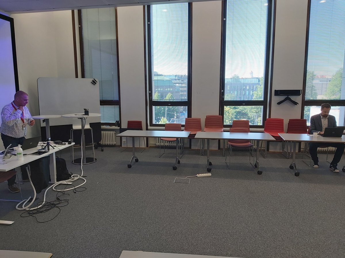 Käytiin iltapäivällä Hanselin kanssa läpi alkavan syksyn painopisteitä. Yhteistyötä tehdään monella saralla, merkittävimmät hankinnat liittyvät kapasiteettipalveluihin. Postitalossa huolehdittiin myös riittävistä turvaväleistä 😀. @Hansel_Oy