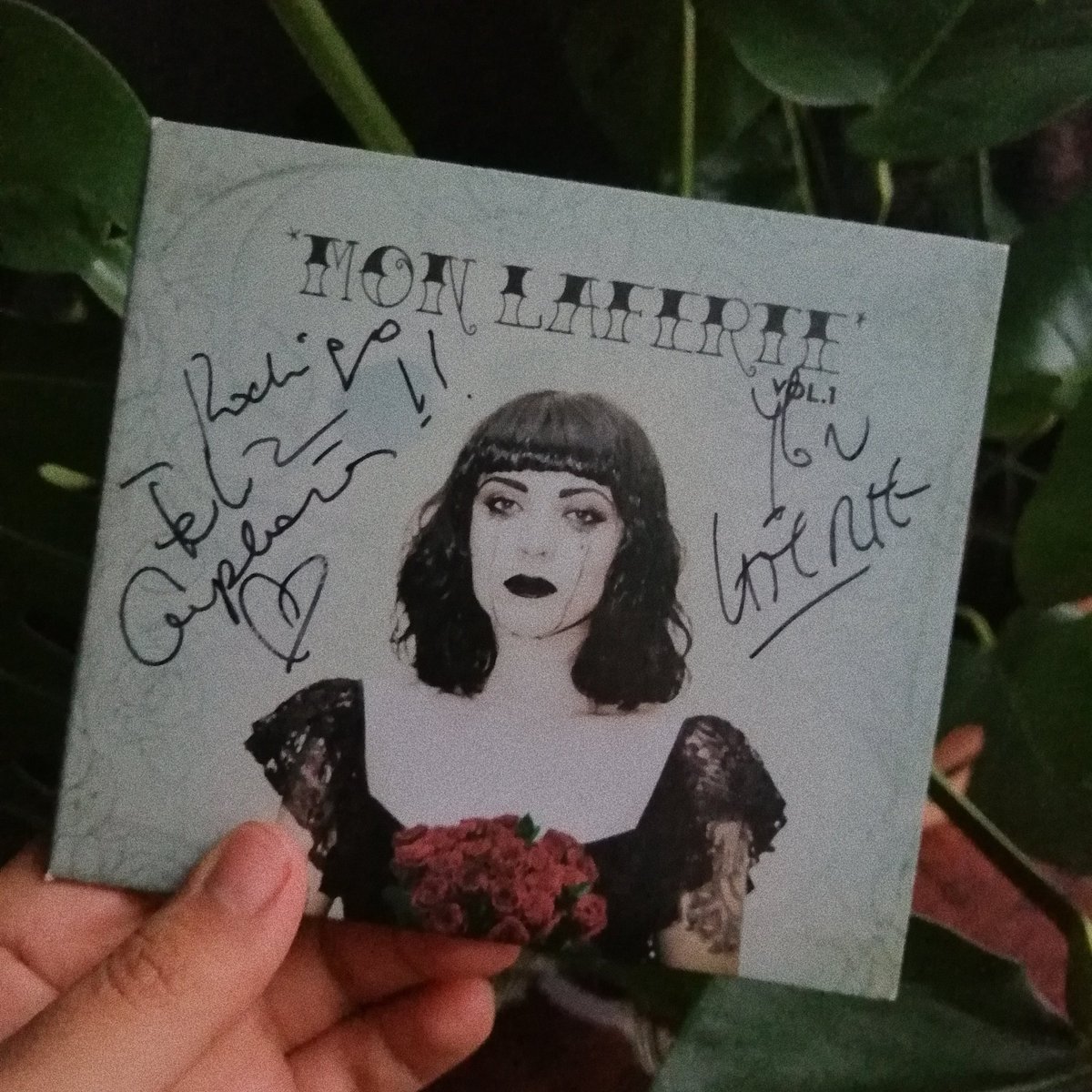 ro_laferte's tweet photo. Un día como hoy pero de hace 5 años, fue la primera firma de Vol. 1 con tu disquera, coincidió que era el día de mi cumpleaños y me cantaste el "feliz cumpleaños", jamás se me olvidará.

Ahí me di cuenta que sería el inicio de un gran amor por tu arte y tu música. ❤️ @monlaferte https://t.co/izfVFk8mwa