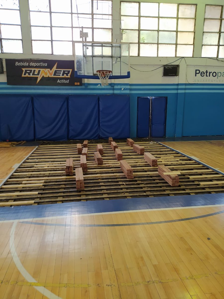 ParanaRowing's tweet photo. 🚧En el gimnasio cubierto de la Sede Social, gracias al esfuerzo de las subcomisiones de Básquet y Vóley, y la Comisión Directiva, se ejecuta la reparación de la superficie de la cancha que es utilizada por ambas disciplinas🏀🏐 

🛠️Los trabajos, que terminarán en unos 10 días. https://t.co/ctLfZLCLJj