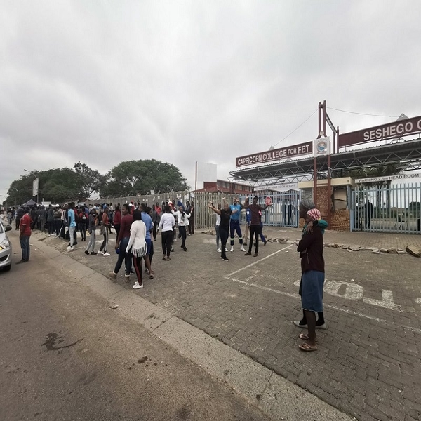 CapricornFMNews's tweet photo. The Student Representative Council at Capricorn TVET College, Seshego campus have raised concerns over alleged security brutality while they were trying to engage the college management to hand over their memorandum during a protest today.#CapricornTVETSeshego NM https://t.co/L4fW6hjQGw