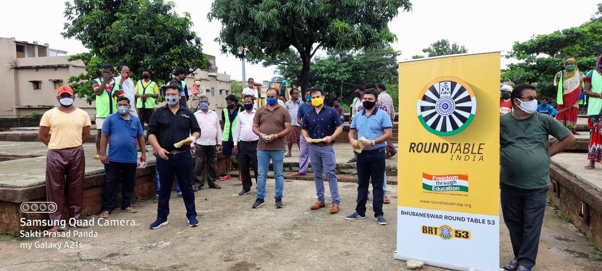 bmcbbsr's tweet photo. Bhubaneswar Round Table 53 &amp; Bhubaneswar Mid Town Round Table 93 today distributed 5000 reusable 2 ply cotton masks &amp; 4500 pieces of glucose drinks to the frontline workers of BMC in presence of ZDC, SE Zone.

We thank them for their noble gesture! https://t.co/JFiOT3eZae