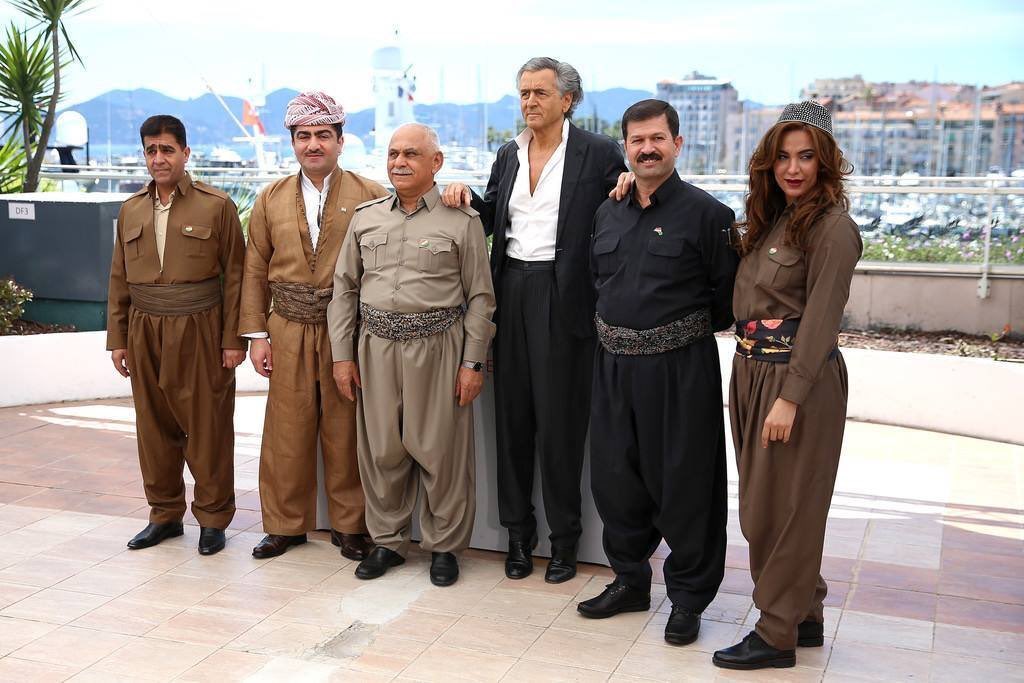 Mete Sohtaoğlu on "📸 Photo of the French Macron's 'prince' Bernard Henri Levy who stand on tiptoes to look taller than the Kurdish people in #KRG, #Iraq 📸 https://t.co/jqKXN56zV8" / Twitter