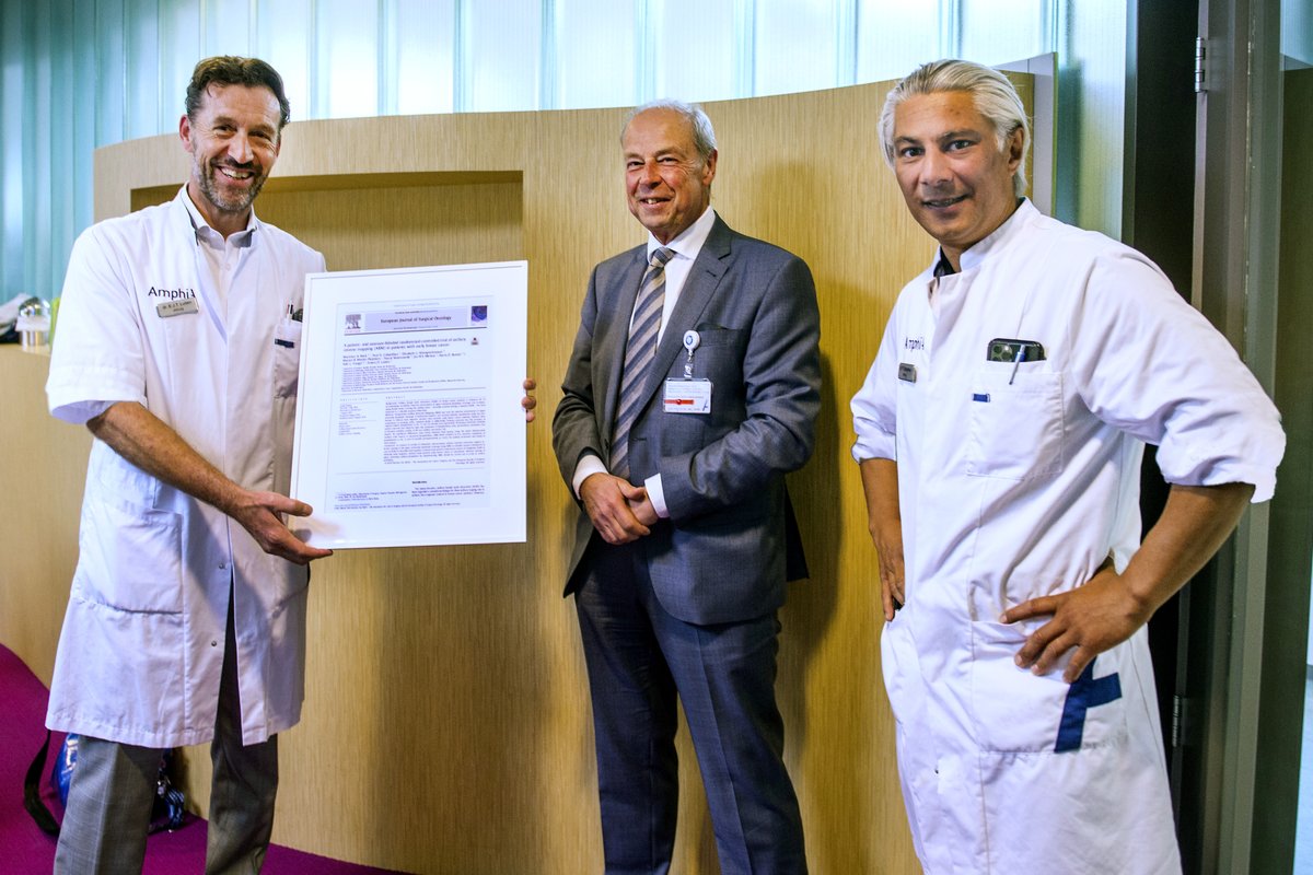 Chirurgen Ernest Luiten, Paul Gobardhan en chirurg in opleiding Maarten Beek hebben met hun ARM (Axillary Reversed Mapping)-studie binnen Amphia geschiedenis geschreven. Wil je het hele artikel in de Ambitie lezen? Ga dan naar:  bit.ly/arm-studie