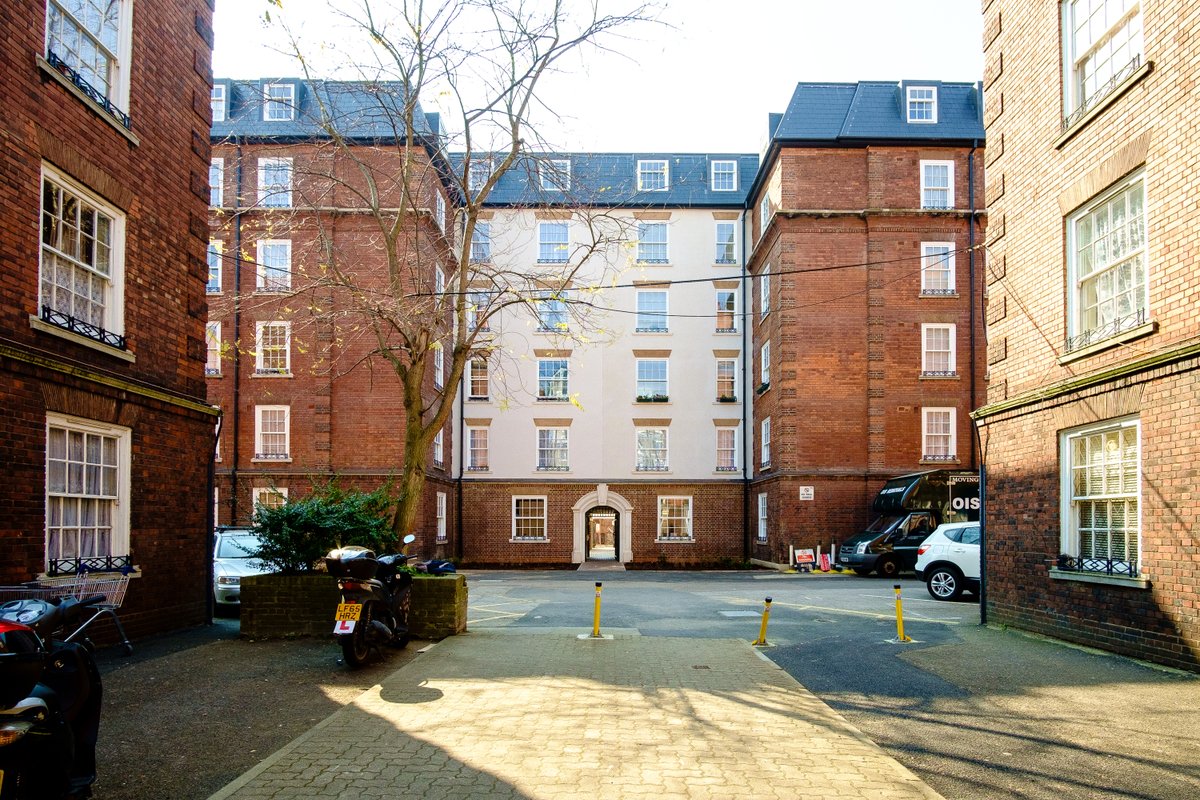 SouthernHsg_UK's tweet photo. Congratulations to Lisgar Terrace for winning the recent Health &amp; Safety Leadership Award 👏

The Project Team, led by Rus Khisamutdinov &amp; assisted by Prab Manickam &amp; Barry Williams, have worked hard to improve safety on the scheme.

#SHGTeam #Hammersmith #Fulham https://t.co/WlnnNDJQ5U