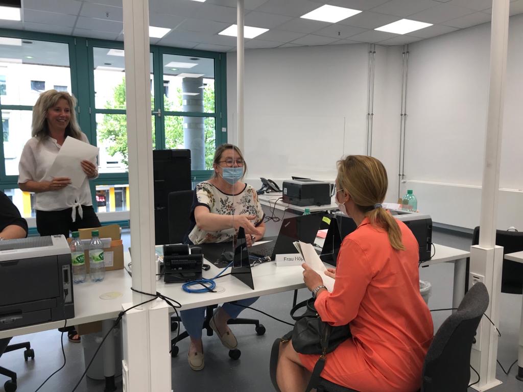 StadtMG's tweet photo. Heute haben in Mönchengladbach die #Wahlbüros im #VitusCenter und im #RathausRheydtgeöffnet🗯‼️ Bis zum 11.09.2020 könnt ihr hier eure Stimme abgeben oder eure Briefwahlunterlagen beantragen. Infos und Öffnungszeiten unter: https://t.co/l6rxTMovj6 https://t.co/rAf1sHK1tz