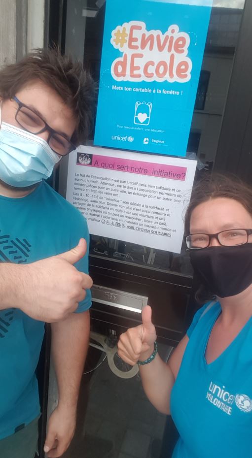 UNICEFBELGIQUE's tweet photo. Nos volontaires en action !🙏
Dans tout le pays, nos volontaires sillonnent les rues (avec les précautions d'usage !) pour parler de notre nouvelle campagne. 💼🏠💙
Si toi aussi, tu as #EnviedEcole, mets ton cartable à la fenêtre !
➡ https://t.co/6C5Ic6uzQr https://t.co/Dr7FUuEkK0