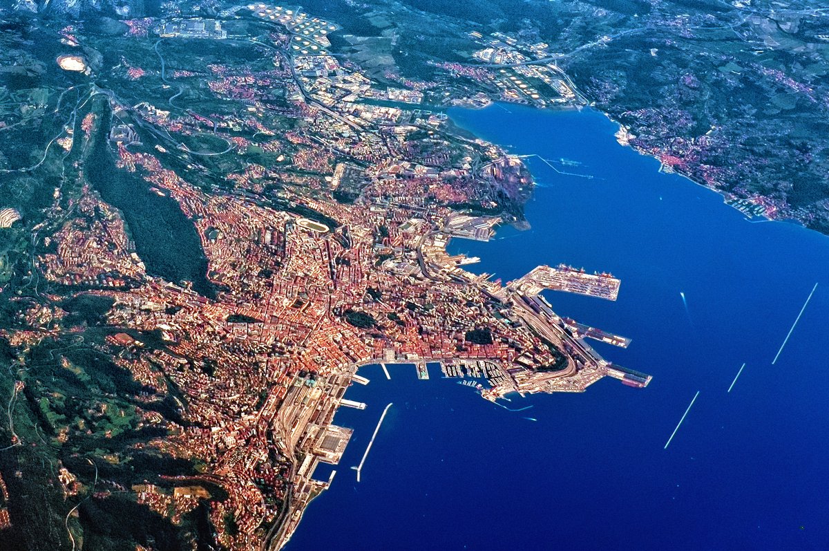 TriesteLibera's tweet photo. Il nostro porto è il vostro porto! | Naša luka je vaša luka!
Unser Hafen ist euer Hafen! | Our port is your port!
#Trieste72 #Trst72 #Triest72
#Iniziativadeitremari #PobudaTrimorja #Inicijativatrimora
#DreiMeereInitiative #ThreeSeasInitiative https://t.co/lVgTWEGy4b