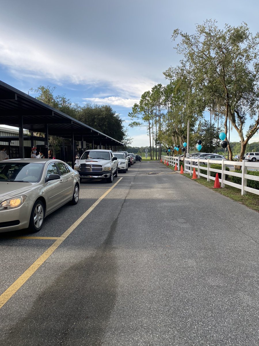 OSEPanthers's tweet photo. Kindergarten and PreK students were greeted by their teachers, paras, and OSE staff with a drive-thru parade this morning. We can’t wait to see you next week! ❤️🐾 #PantherPride #SmallPawsTakeGiantSteps @anniehembrook @SuptMarion https://t.co/qXRSO87n9D