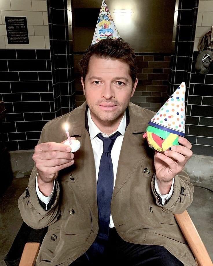 Jessy7Oliveira's tweet photo. Hoje o nosso anjinho tá completando seus 46 anos😍😍 parabéns @mishacollins 👏🏻❤️
Happy birthday 4.6🎉😍💕
#angel #misha #winchesters #anjos #winchester #actor #model #cwsupernatural #spnfamily #happybirthday #casifer #spn14 #spn15 #castiel #deanwinchester #mishacollins https://t.co/jG5NUGitHs