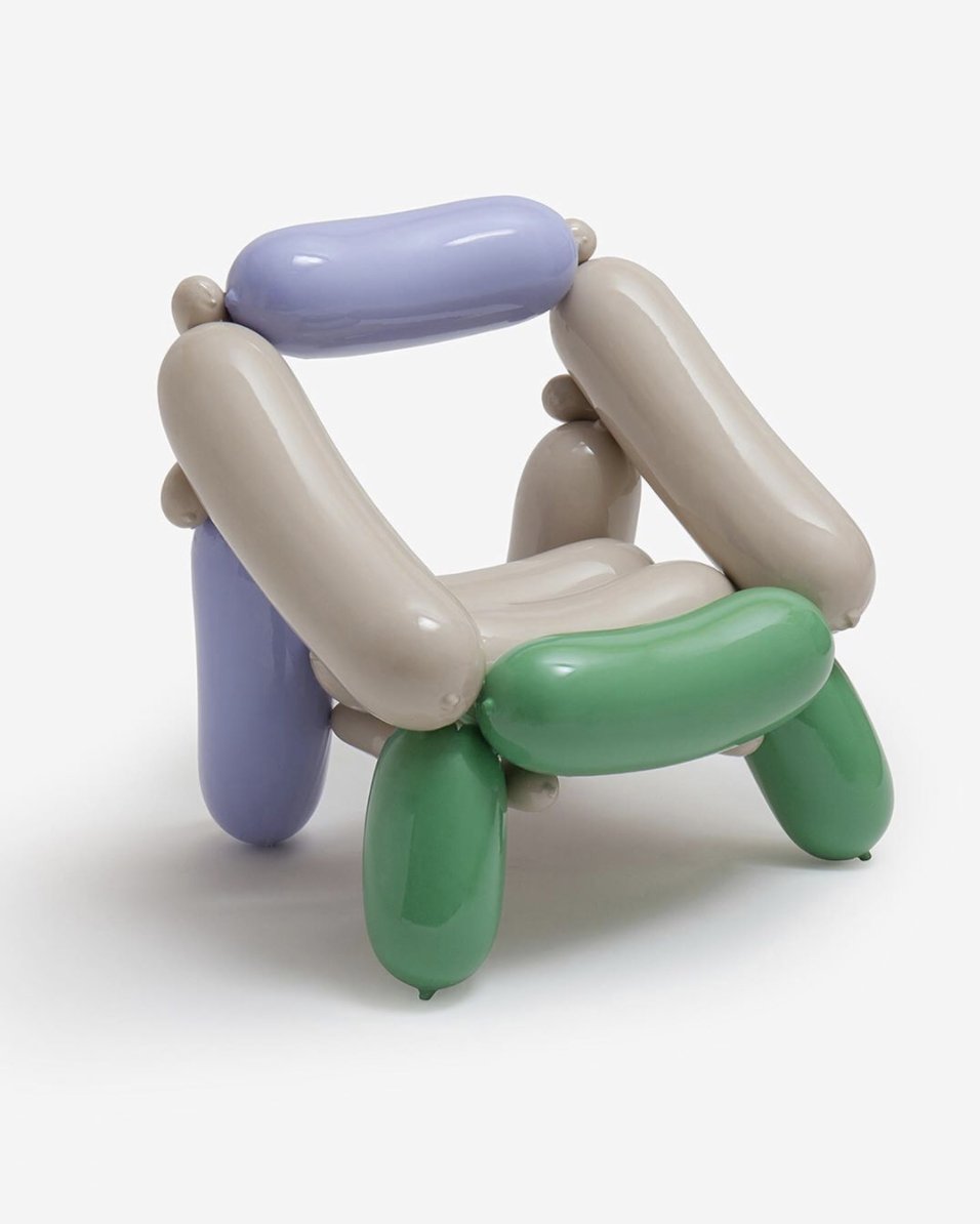 Some Thursday afternoon inspiration courtesy of Seungjin Yang’s series of balloon art furniture, inspired by his childhood memories 🎈 #furniture #chairdesign