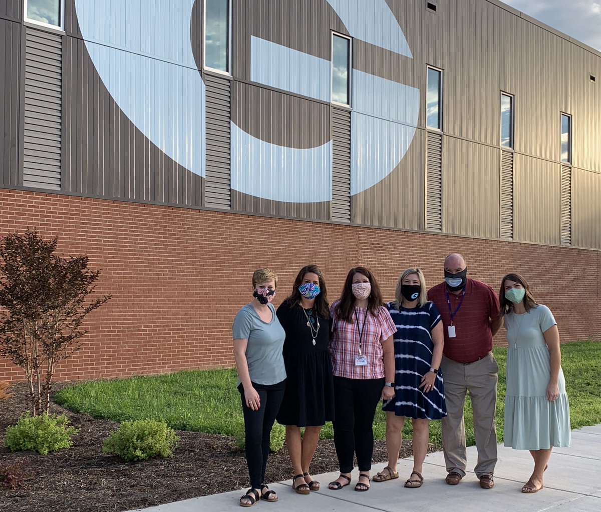 CWhite_KCS's tweet photo. Thank you @GibbsElemEagles 5th grade teachers for being here to welcome your former students to @GibbsMSEagles! It was clear that your students had missed you! #TheGibbsWay #StrongerTogether https://t.co/JomBowLwvA