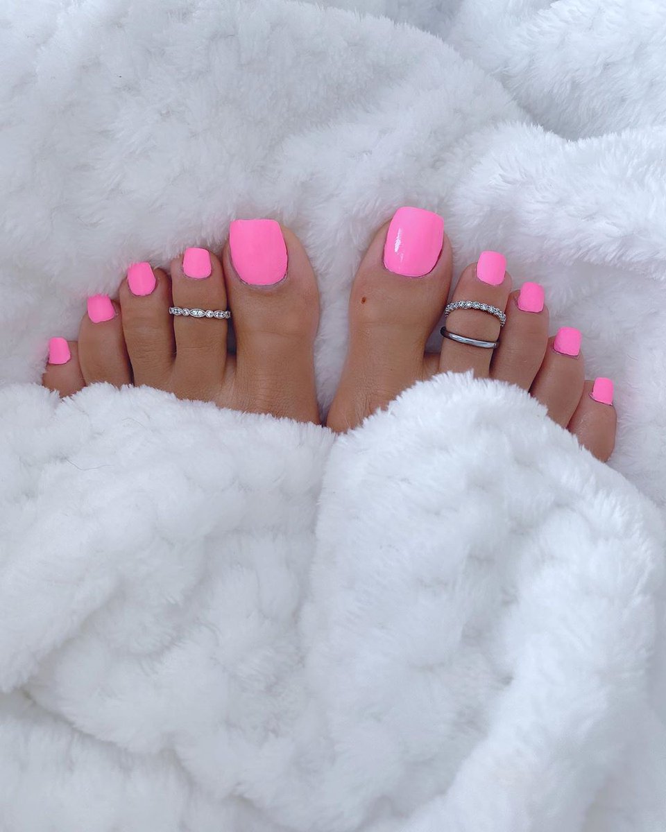 Tweety_Feet's tweet photo. Kiesstu is luscious in pink... https://t.co/7j6ZpcHEBL