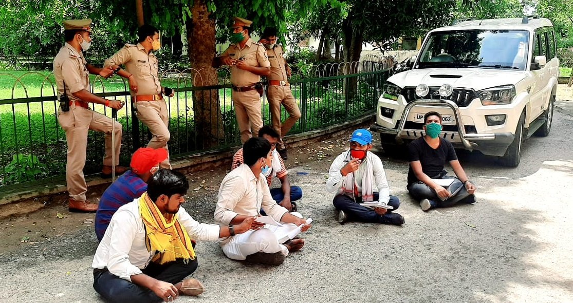 NsuiAu's tweet photo. आज कुलपति कार्यालय के बाहर @NsuiAu के कार्यकर्ताओं ने धरना प्रदर्शन।

आनलाइन पढ़ाई की अस्पष्टता व संसाधन से वंचित छात्रों के लिए विकल्प को लेकर आज कुलपति महोदय को सौंपा ज्ञापन।

नोट:-आनलाइन का विरोध नहीं, यह आनलाइन से वंचित छात्रों के विकल्प के लिए धरना था। @guptar @Neerajkundan https://t.co/O2d0CaQF4o