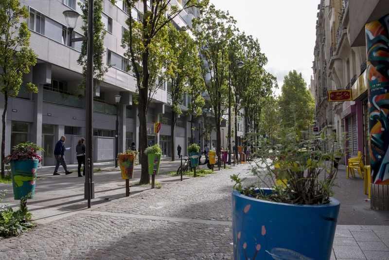 grescoe's tweet photo. Citizens of #Paris can apply for an easy-to-obtain 3-year “permis de végétaliser"—public gardening permit—that allows them to plant just about anywhere there's dirt (as long as they agree not to use pesticides!) @anne_hidalgo https://t.co/RLEgSAd1Xu https://t.co/L7LT3zDCDT