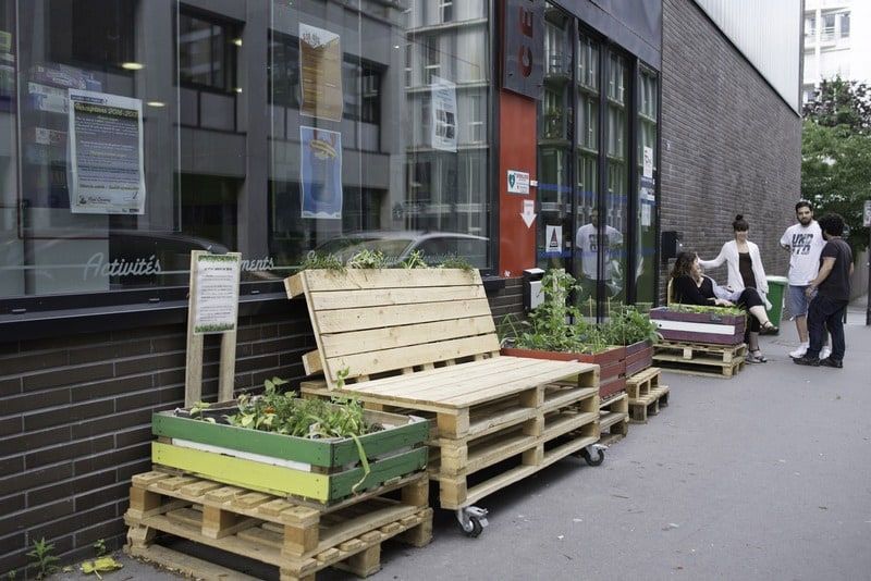 grescoe's tweet photo. Citizens of #Paris can apply for an easy-to-obtain 3-year “permis de végétaliser"—public gardening permit—that allows them to plant just about anywhere there's dirt (as long as they agree not to use pesticides!) @anne_hidalgo https://t.co/RLEgSAd1Xu https://t.co/L7LT3zDCDT