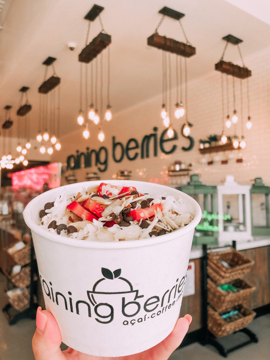 Who’s hungry? 🍓#kissmyacai