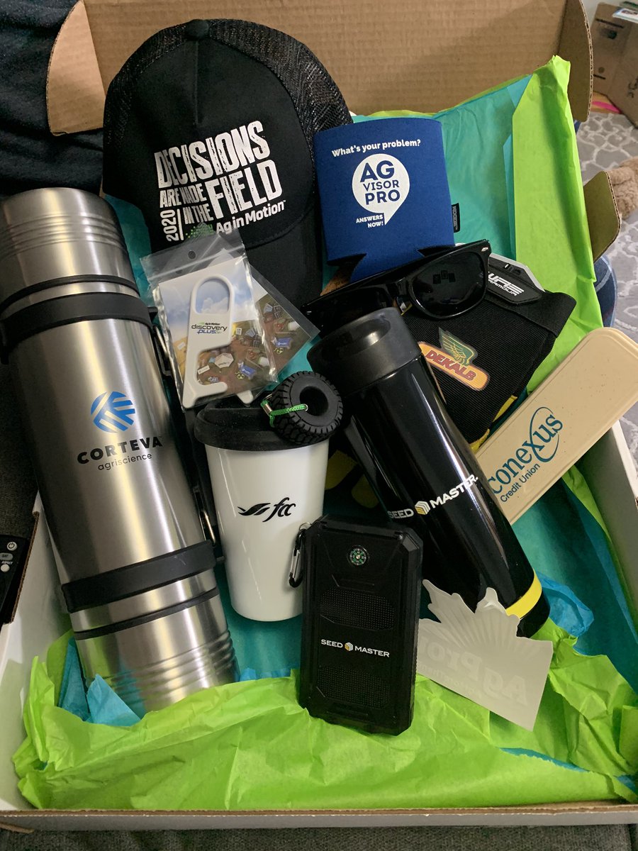 lilmiss_sask's tweet photo. #AIM20 as huge event wasn’t able to happen so yesterday @farmerjim79 when to their #DiscoveryFarmFieldDay instead but still managed to score some sweet #swag @AginMotion I’ve already laid claim to the ceramic mug 😉 Elle called dibs on the solar bar for the flashlight 😆 https://t.co/M2eOWwxKWA