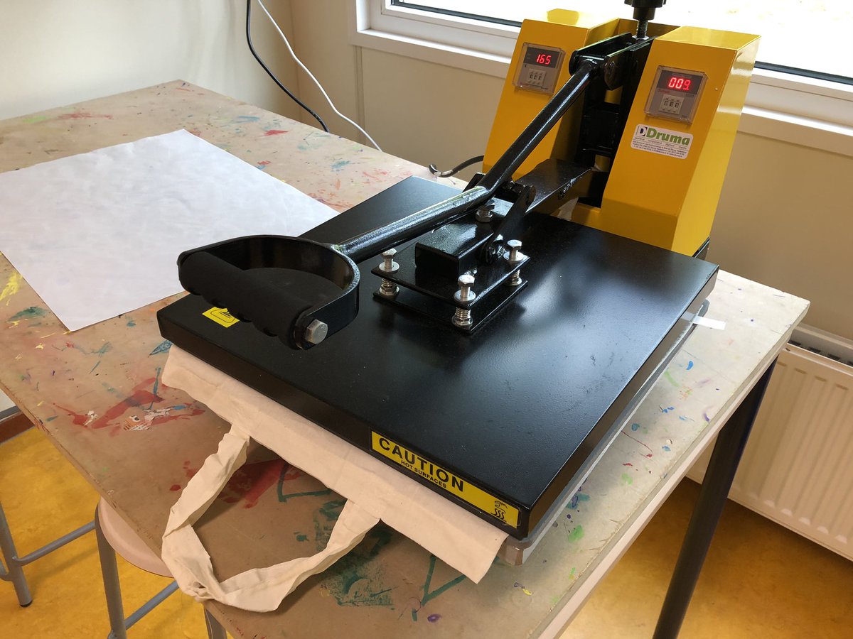 digihelden's tweet photo. Met de kinderen van de Zomerschool in Hilvarenbeek bedrukten we vandaag T-shirts en tassen https://t.co/QTEyNW5Qrz